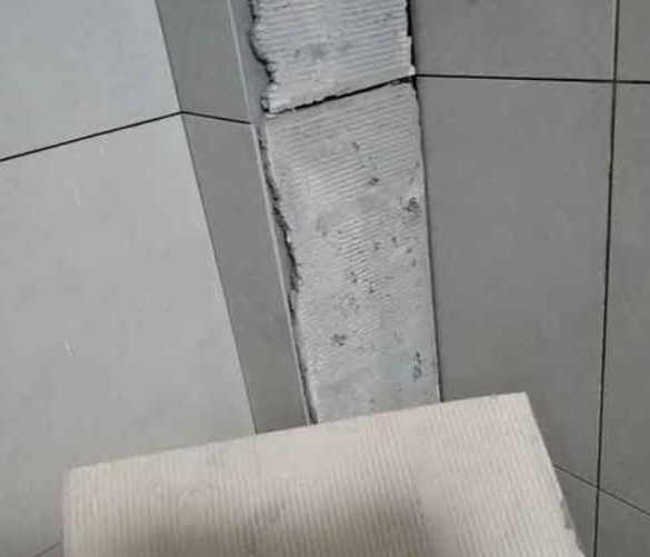 石城瓷砖空鼓维修公司分享下厨房瓷砖脱落的补救措施。